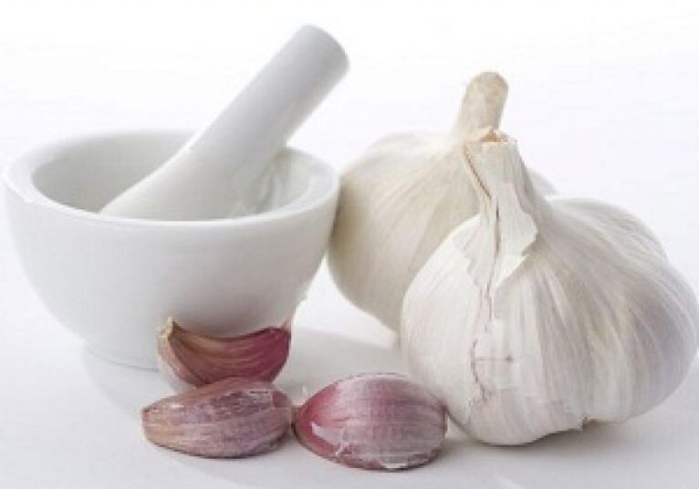 Garlic to prepare a healing tincture against helminths.