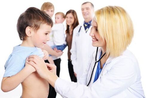 The doctor examines a child with worms.